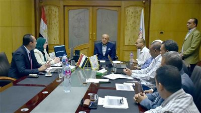 محافظ الأقصر يلتقي أعضاء لجنة المشروعات الخضراء الذكية لتقييم أعمال الدورة الحالية