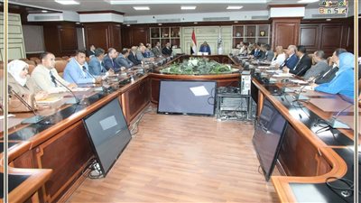 محافظ بني سويف يعقد اجتماعًا بقيادات التعليم استعدادًا للعام الدراسي الجديد