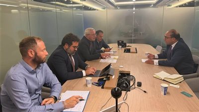 سفير مصر في بروكسل يبحث مع عضو البرلمان الأوروبي تعزيز الشراكة المصرية الأوروبية