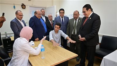 رئيس جامعة القاهرة يتفقد مستشفى الطلبة في اليوم الأول للكشف الطبي