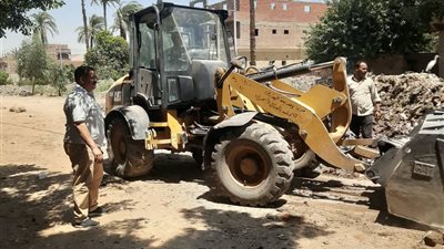 محافظ أسيوط: استمرار رفع نواتج تطهير الترع والمصارف بقرية العقال البحري بالبداري