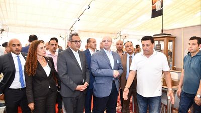 محافظ الفيوم ورئيس جهاز تنمية المشروعات يتفقدان معرض 