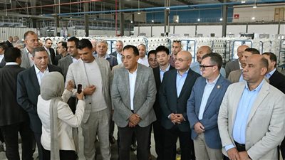  رئيس الوزراء يفتتح مصنع 