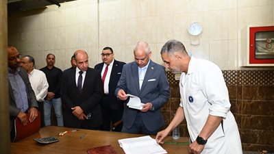 رئيس جامعة أسيوط يجري جولة تفقدية بمطعم دار الضيافة لمتابعة جودة الخدمات