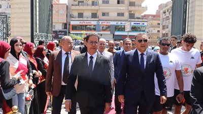 محافظ القليوبية ورئيس جامعة بنها يشهدان استقبال شعلة أسبوع شباب الجامعات الرابع عشر
