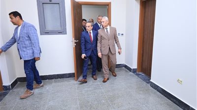 رئيس جامعة المنيا يتفقد المراحل النهائية لأعمال أكبر مركز للعلاج الطبيعي