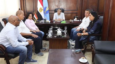 بحث إنشاء مستشفى متكامل وحل مشكلات الطرق والمرافق بمنجم السكري 