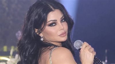 سقوط هيفاء وهبي في حفل زفاف نجل جوليا بطرس.. رد فعلها يشعل التريند 