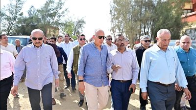 وزير الري يتفقد المنظومة المائية بالسويس ويلتقي المزارعين للاطمئنان على موسم أقصى الاحتياجات المائية