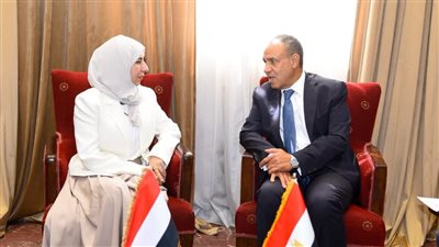 وزير الخارجية يلتقي نظيرته اليمنية ويبحث سبل دعم الاستقرار في اليمن وتعزيز العلاقات الثنائية