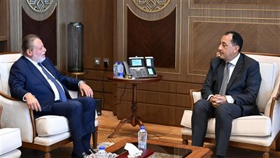 رئيس الوزراء يبحث مع محافظ البنك المركزي عددا من ملفات العمل المشتركة  