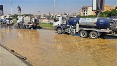استمرار أعمال الإصلاح بكسر خط المياه بطريق الواحات بأكتوبر ولا وجود لهبوط أرضي