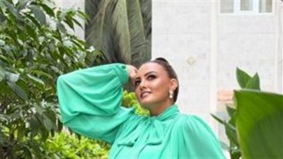 الحرير يعكس أناقة الفنانة بشرى (صور)