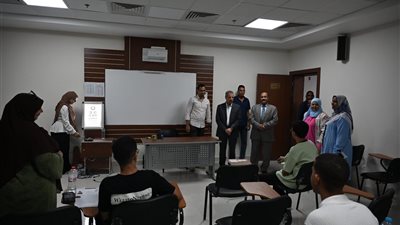 رئيس جامعة الغردقة يتابع انتظام تقديم ملفات الطلاب الجدد بكلية العلوم