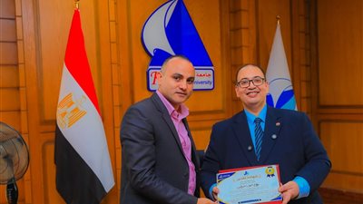 رئيس جامعة كفر الشيخ يكرم الكاتب الصحفي صلاح شرابي