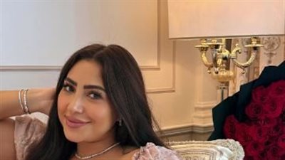 بوسي تستعيد أناقة فساتين الستينيات بإطلالتها (صور)