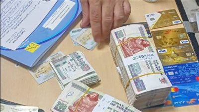 مسعفان يسلمان أمانات بقيمة 200 ألف جنيه بحوزة مصاب تعرض لحادث مروري