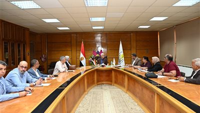 رئيس جامعة أسيوط يعقد اجتماع مجلس إدارة وحدة المشروعات الابتكارية والإبداع الطلابي