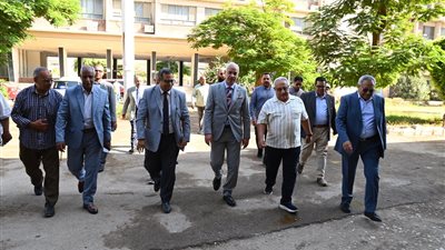 رئيس جامعة أسيوط يتفقد ورش كلية الهندسة ويوجه بتوفير احتياجاتها من الأجهزة والمعدات