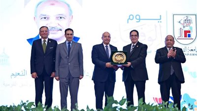 جامعة القاهرة تكرم رئيس دار الكتب في يوم الوفاء
