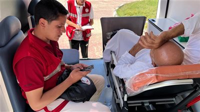 الهلال الأحمر المصرى يواصل خدماته الإنسانية على معبر رفح