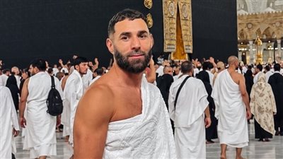 بعد رحيله عن الهلال.. كريم بنزيما يؤدي مناسك العمرة ويثير التساؤلات حول مستقبله