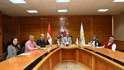 رئيس جامعة أسيوط يترأس اجتماع مركز رعاية الطلاب ذوي الإعاقة