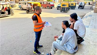 متطوعو «مكافحة الإدمان» يتواصلون مع المواطنين بموقف عبدالقادر