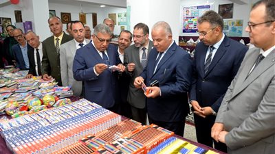 محافظ الدقهلية يتفقد معرض «علم ودفء» لدعم الطلاب بالمستلزمات المدرسية مجانًا