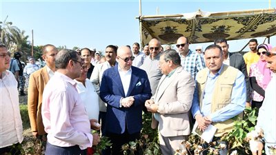 محافظ الفيوم يفتتح موسم جني القطن بأحد الحقول الزراعية بسنورس