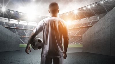 أغرب وظيفة في كرة القدم.. حارس إنجليزي يتفاجأ بتنصيبه ملكًا في بلاده