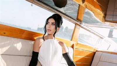 كارولين عزمي تمزج بين نقاء الأبيض وعمق الأسود في مهرجان البندقية السينمائي 