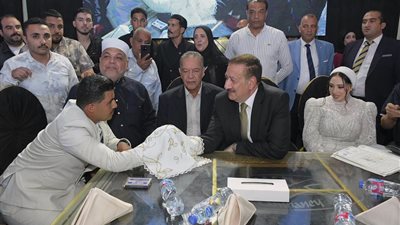 محافظ بورسعيد وكيلًا لعروس يتيمة ويقدم لها هدية الزواج