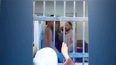 فيديو صادم.. مدرس يعتدي بالضرب على طالب بالشرقية