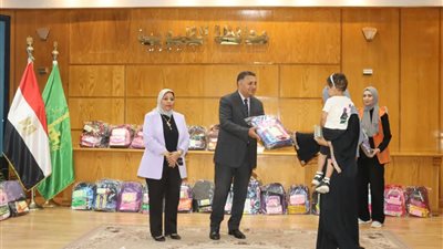 محافظ القليوبية يسلّم 400 شنطة مدرسية ومستلزمات دراسية لـ100 أسرة من الأولى بالرعاية