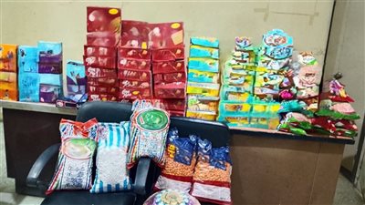ضبط 2725 عبوة سلع غذائية منتهية الصلاحية بالفيوم 