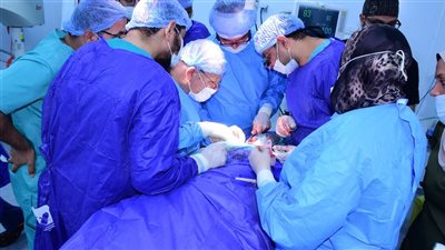 رئيس جامعة سوهاج يجري عملية جراحية معقدة لشاب بعد إصابته بالشلل الكامل