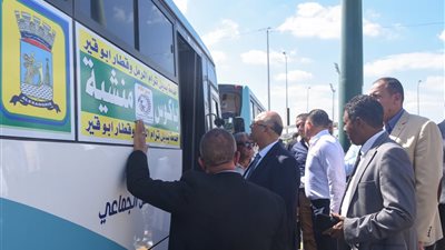 محافظ الإسكندرية يشهد اصطفاف مركبات وسائل النقل البديلة لترام الرمل 
