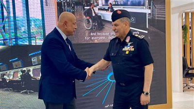 قائد القوات الجوية يشيد بجهود وزارة الطيران المدني خلال EIAS 2026