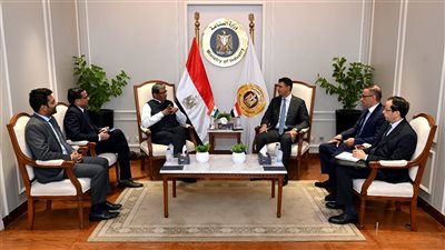 وزير الصناعة يبحث مع سفير الهند لدى مصر تعزيز التعاون الصناعي بين البلدين وزيادة الاستثمارات الصناعية الهندية بالسوق المصري 