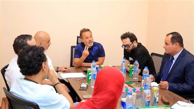 رئيس البيت الفني للمسرح يجتمع بمديري الفرق في «مسرح مصر» لمتابعة خطط الإنتاج وتطوير آليات العمل
