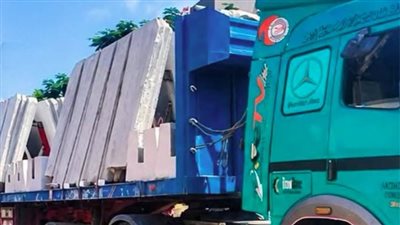 وصول أول سيارة نقل تحمل أجزاء سور مدرسة برقطا الإعدادية لبدء التركيب