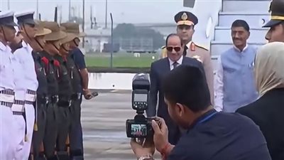 لحظة وصول الرئيس السيسي إلى الهند للمشاركة في قمة 