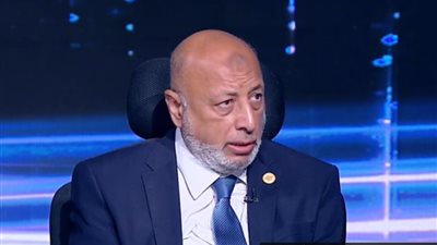 لماذا يهرب خريجو قصر العيني إلى الخارج؟.. أستاذ طب القصر العيني يُجيب