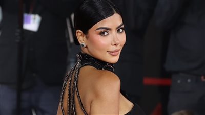 كارولين عزمي تخطف الأنظار بإطلالة ملكية على ريد كاربت مهرجان فينيسيا السينمائي