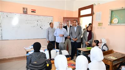 في أول أيام العام الدراسي الجديد..  محافظ الفيوم يتابع انتظام العملية التعليمية بالمدارس 