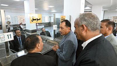 رئيس الوزراء يتفقد المجمع الحكومي بـ 