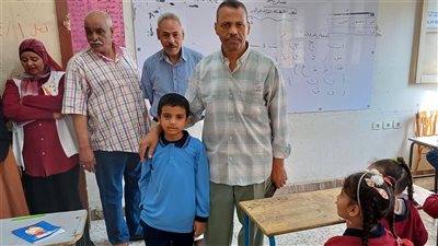 مدير تعليم ابو تشت يتابع انتظام الدراسة في أول أيام العام الجديد
