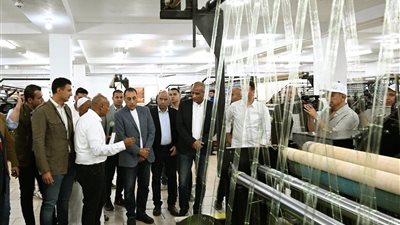 رئيس الوزراء يتفقد مصنع 