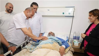محافظ السويس يطمئن علي حالة المعلم المصاب بالمجمع الطبي  
